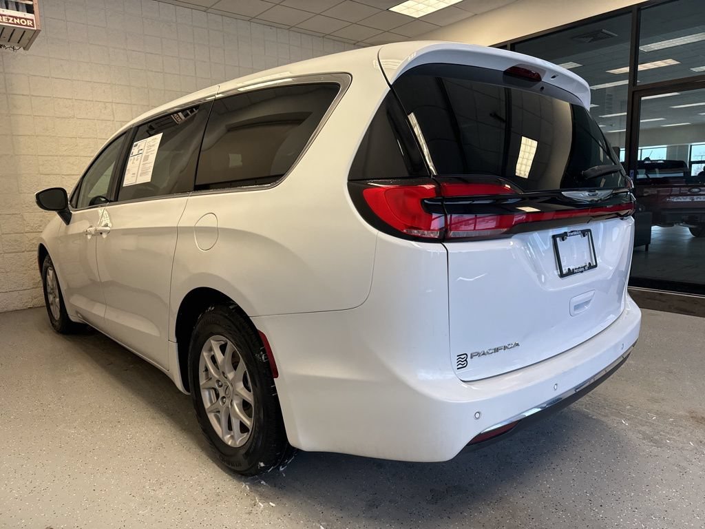 Used 2023 Chrysler Pacifica Touring-L FWD image 3