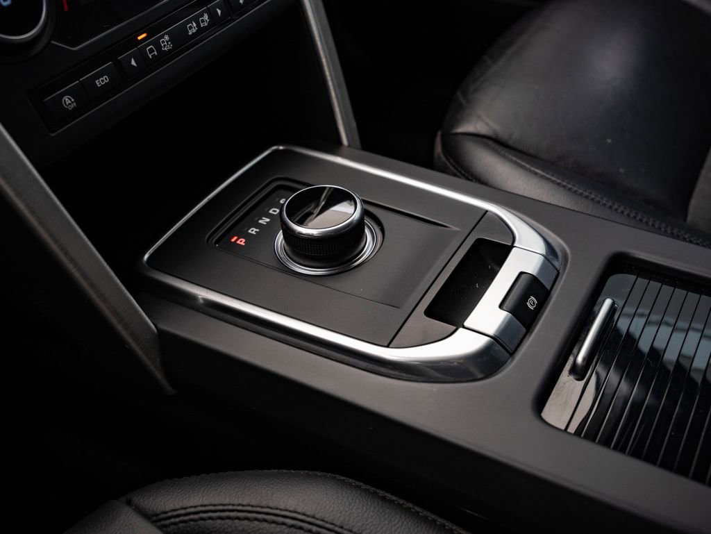 Used 2018 Land Rover Discovery Sport SE image 37