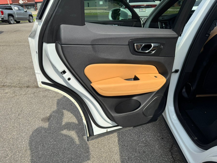 Used 2019 Volvo XC60 T6 Momentum w/ Multimedia Package AWD/4WD image 18