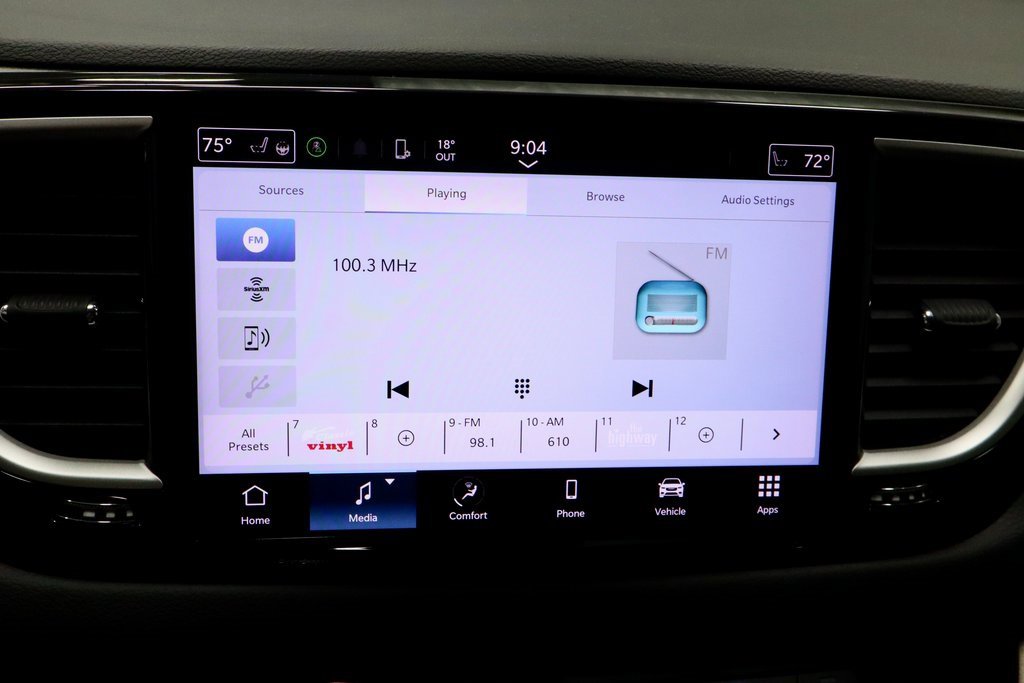 Used 2023 Chrysler Pacifica Touring-L image 3