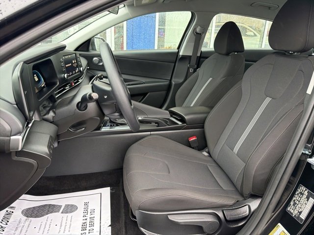 Used 2025 Hyundai Elantra SE image 11