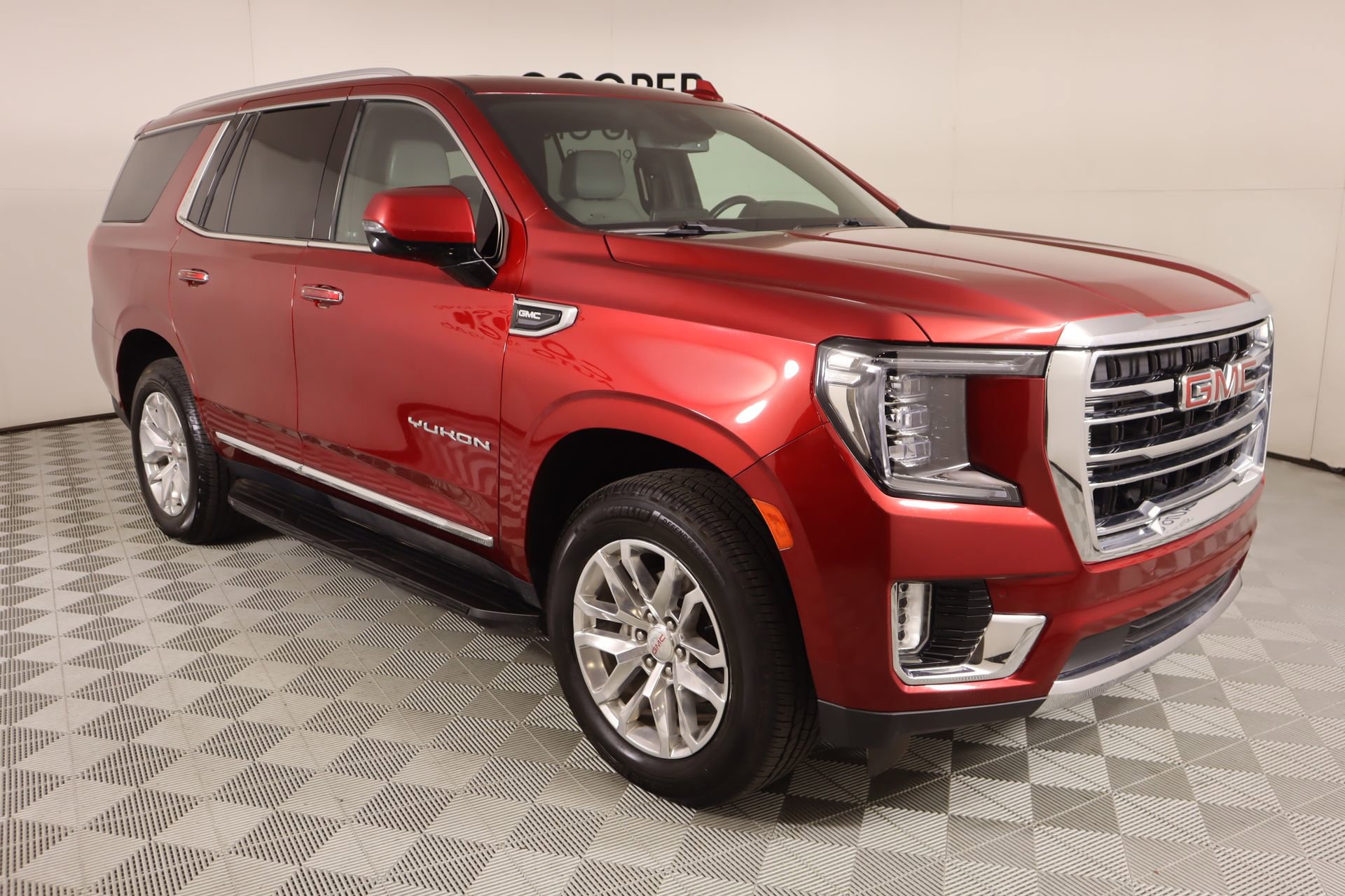 Used 2023 GMC Yukon SLT w/ SLT Premium Package AWD/4WD image 1
