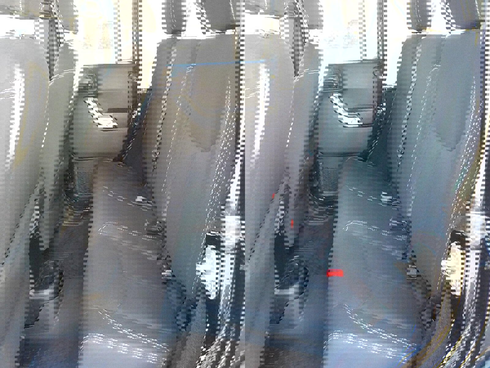 Used 2016 Jeep Wrangler Unlimited Rubicon w/ Connectivity Group image 11