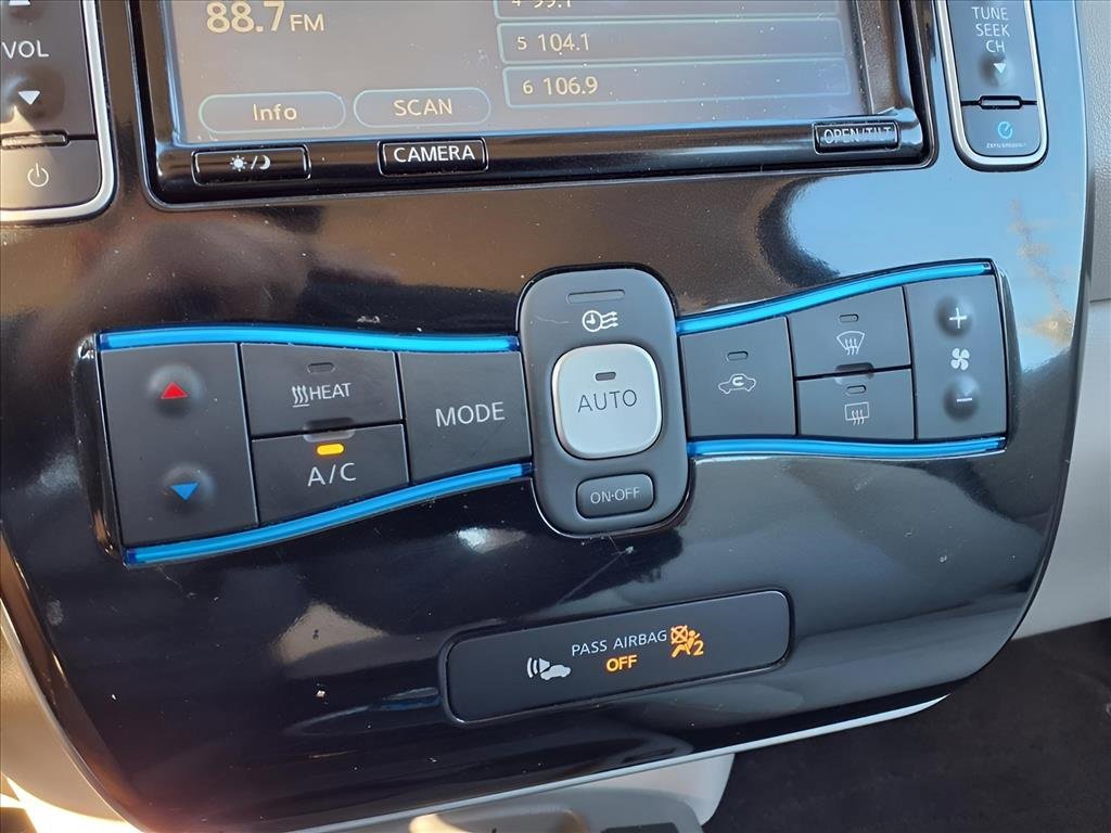 Used 2014 Nissan Leaf SV w/ LED & Quick Charge Package image 21