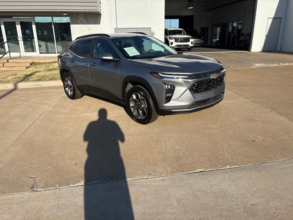 Used 2026 Chevrolet Trax LT FWD image 1
