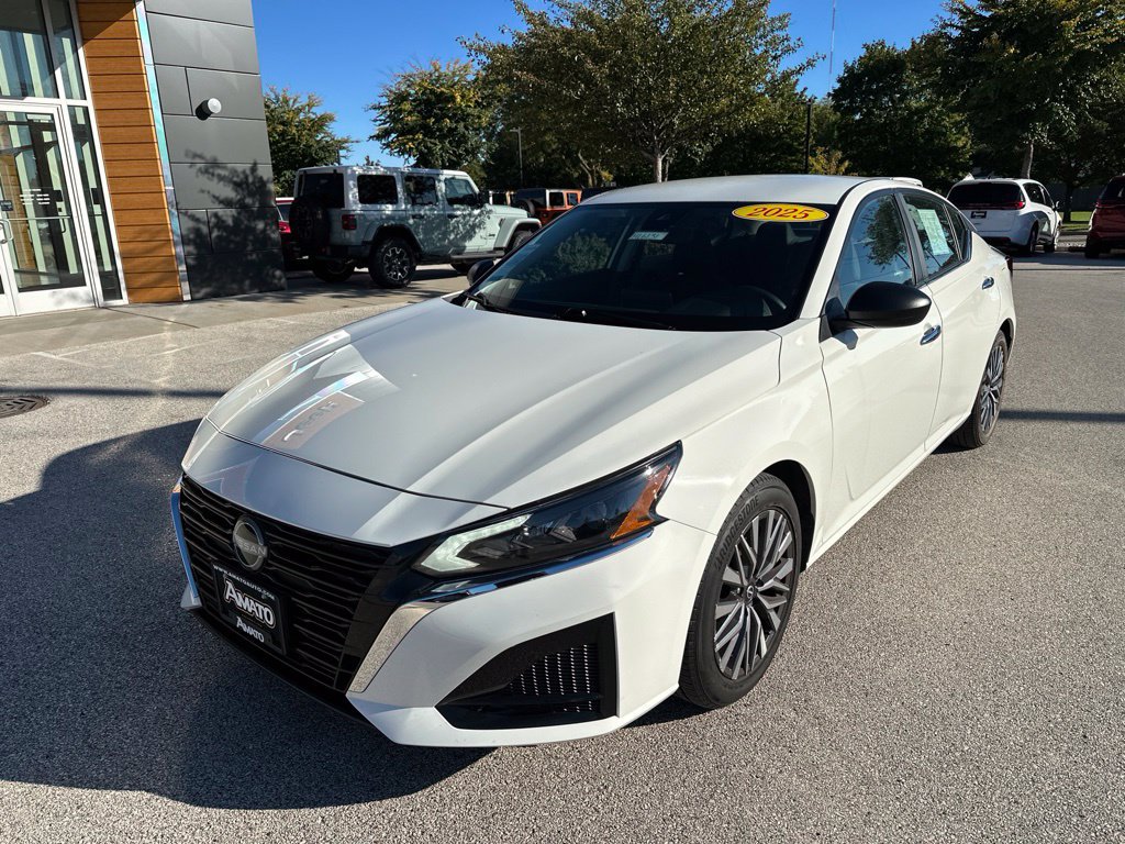 Used 2025 Nissan Altima 2.5 SV FWD image 23