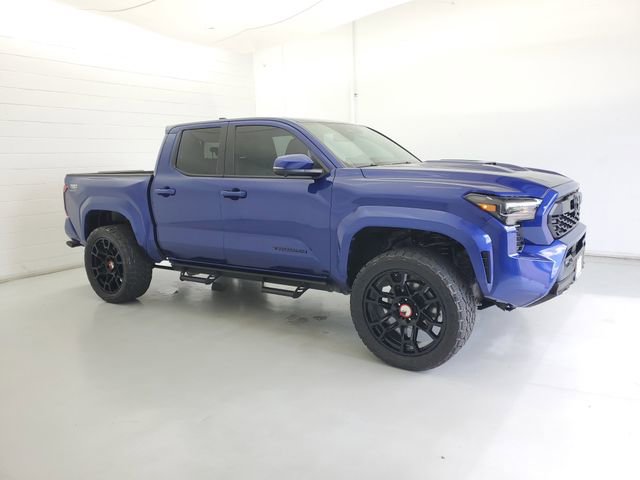 Used 2025 Toyota Tacoma TRD Sport w/ TRD Sport Premium Package image 4