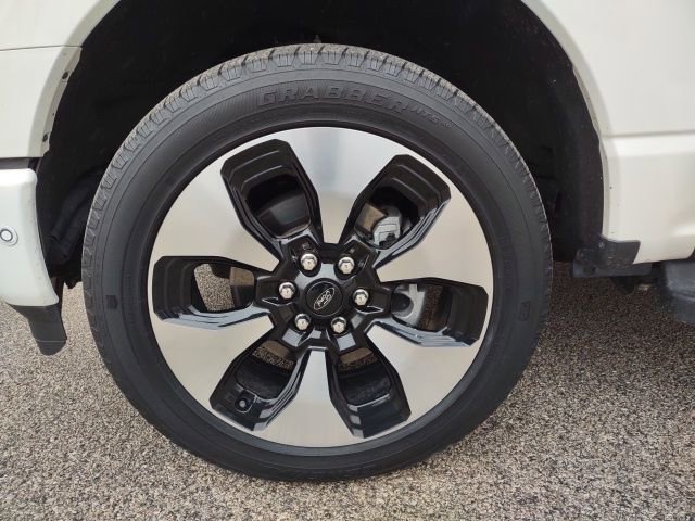 Used 2022 Ford F150 Lightning Platinum image 30