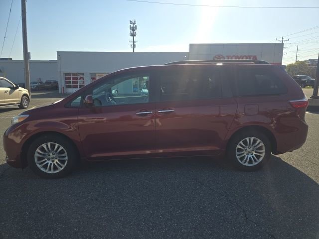 Used 2016 Toyota Sienna XLE image 5