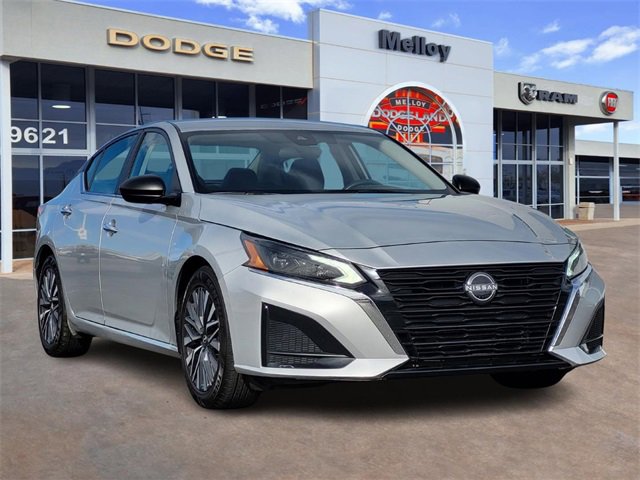 Used 2024 Nissan Altima 2.5 SV image 2