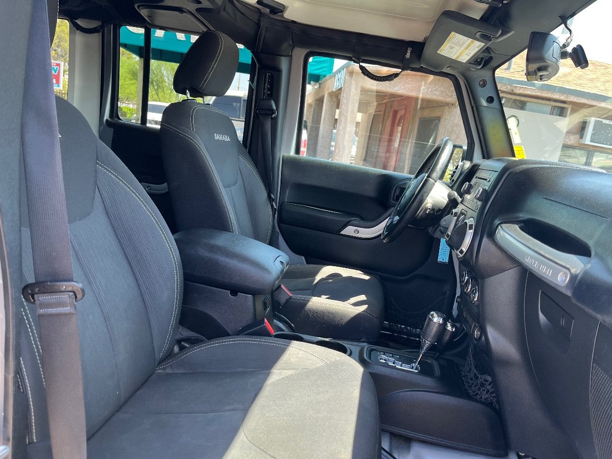 Used 2018 Jeep Wrangler Unlimited Sahara w/ Connectivity Group AWD/4WD image 33