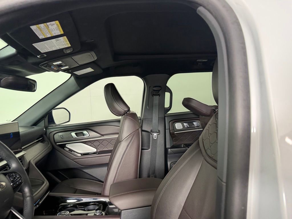 Used 2025 Ford Explorer Platinum w/ Ultimate Package AWD/4WD image 26