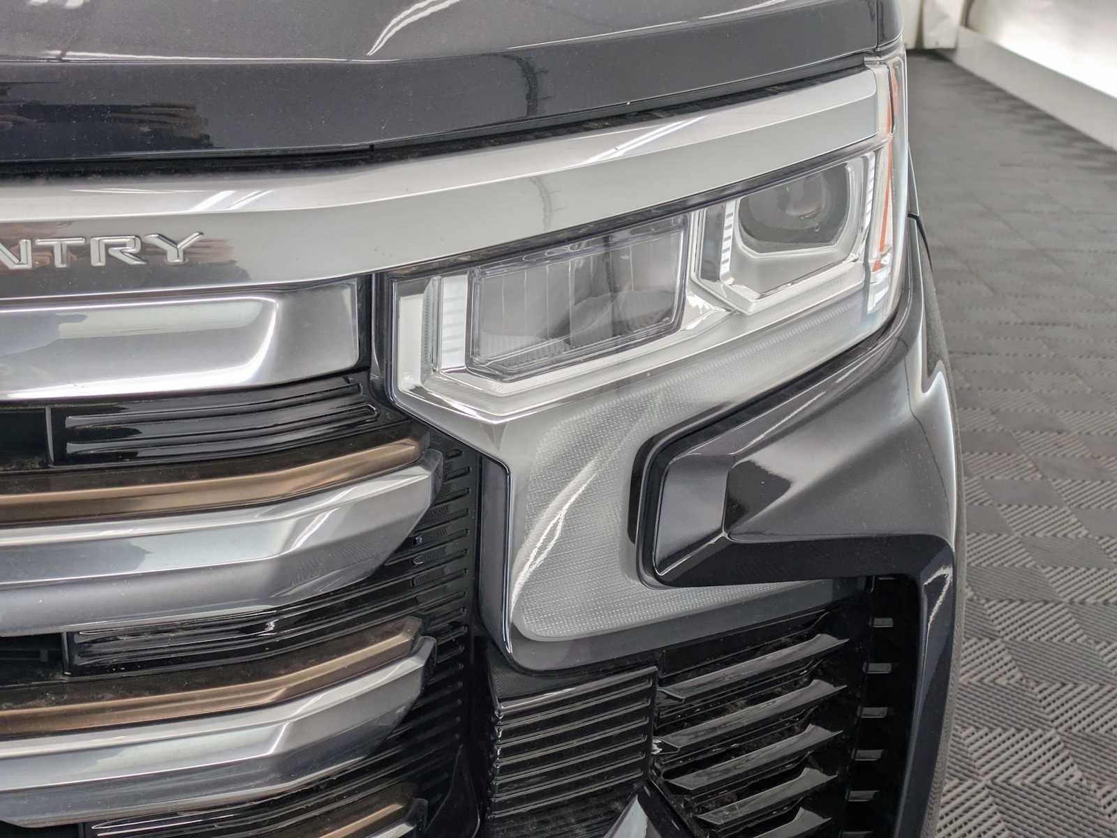 Used 2022 Chevrolet Silverado 1500 High Country w/ High Country Premium Package AWD/4WD image 10