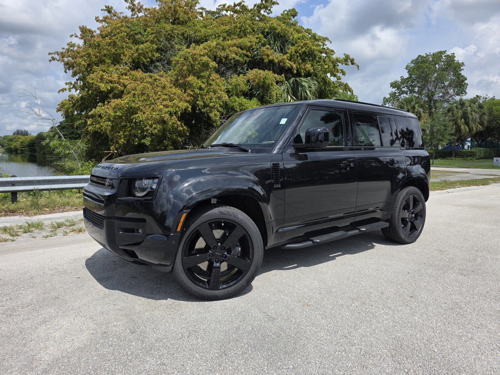 New 2026 Land Rover Defender 110 X-Dynamic SE AWD/4WD image 1