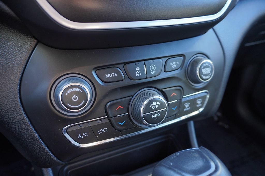 Used 2022 Jeep Cherokee Trailhawk w/ Sound & Nav Group AWD/4WD image 18