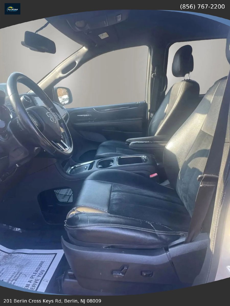 Used 2016 Dodge Grand Caravan SXT image 12