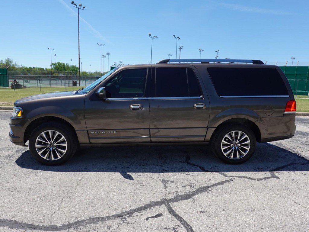 Used 2016 Lincoln Navigator L Select image 4