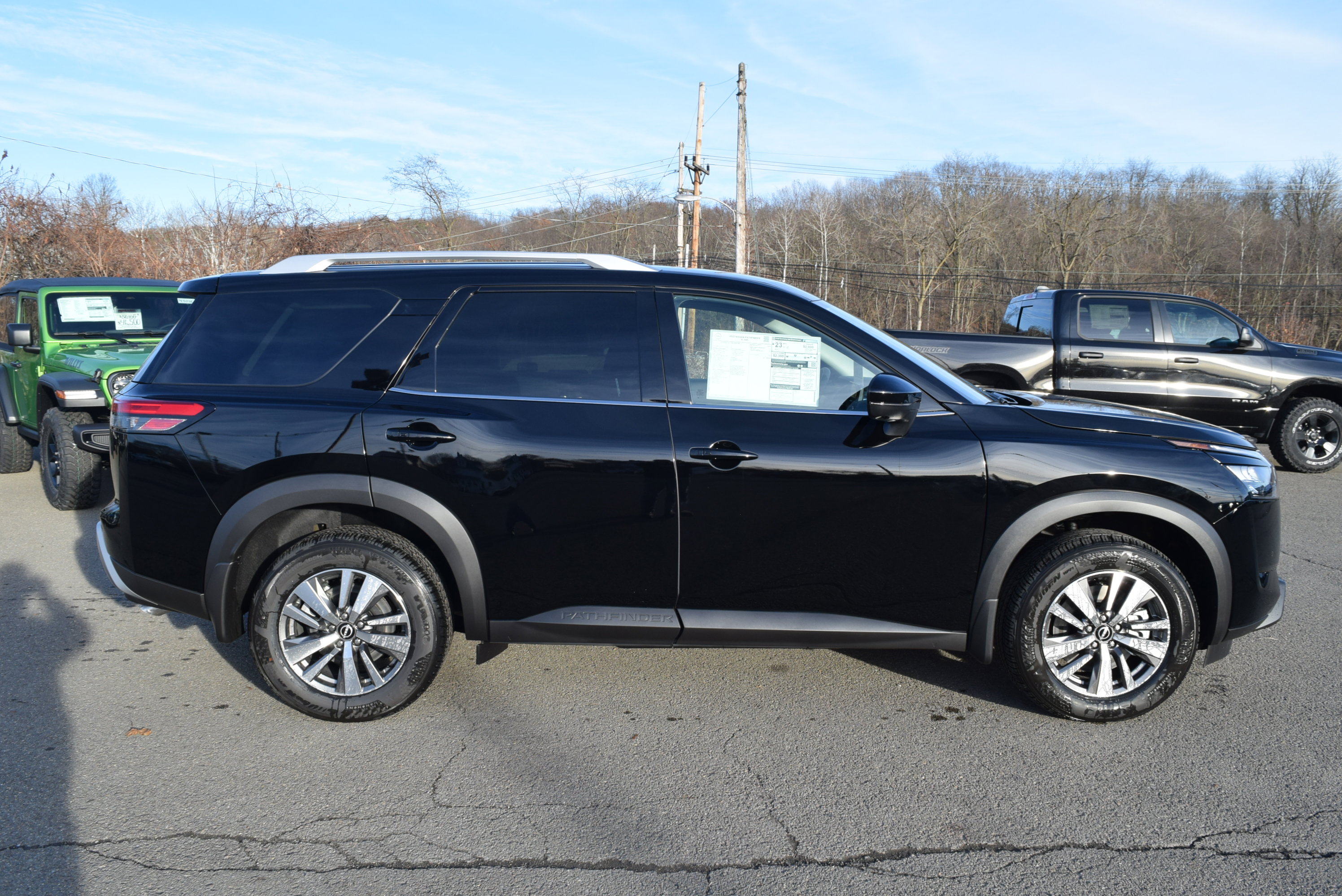 New 2025 Nissan Pathfinder SL image 5