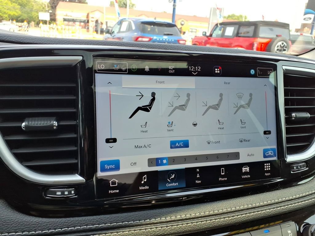 Used 2023 Chrysler Pacifica Limited AWD/4WD image 20