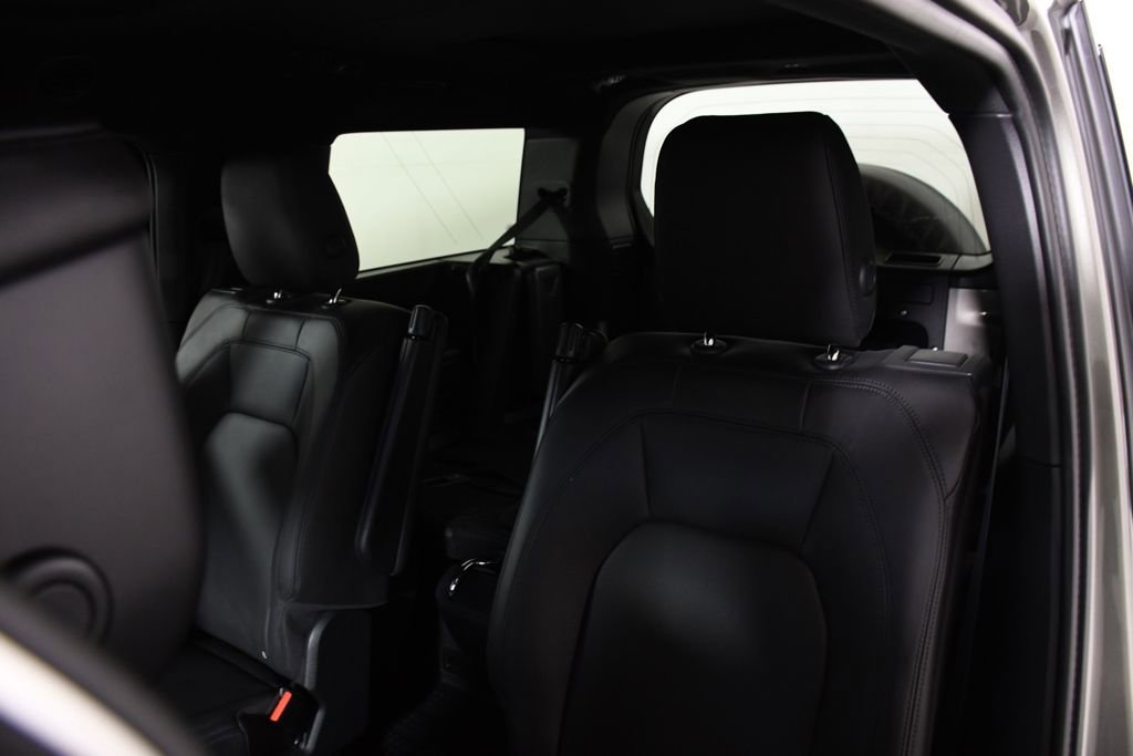 Used 2025 Land Rover Defender 130 X-Dynamic SE image 28