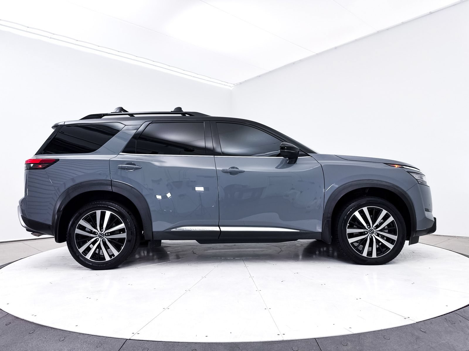 Used 2024 Nissan Pathfinder Platinum FWD image 42