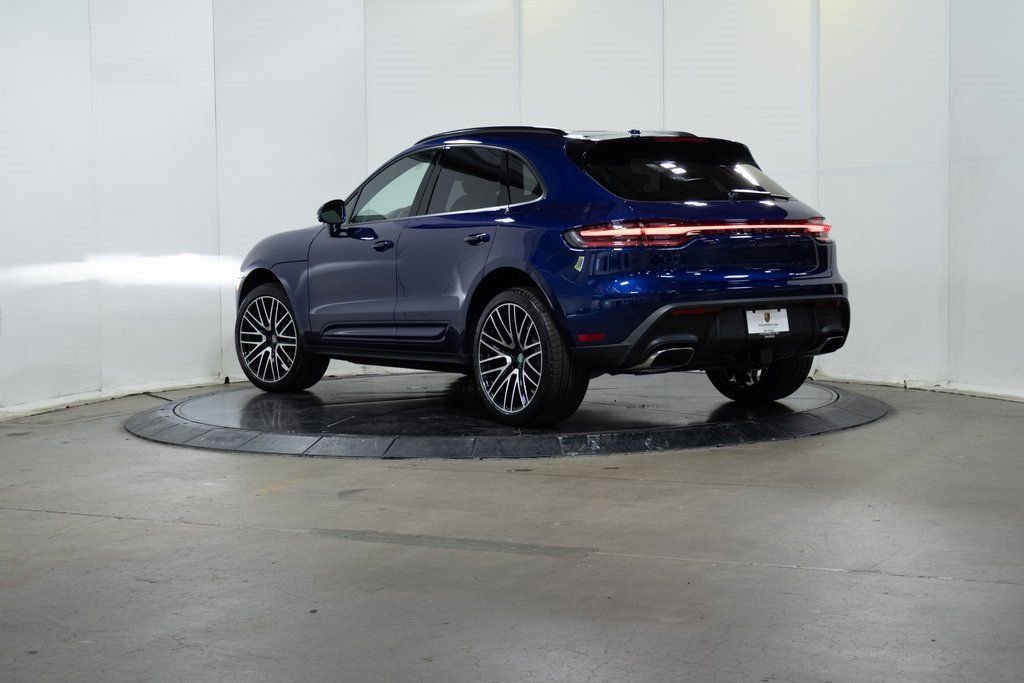 Certified 2025 Porsche Macan image 3