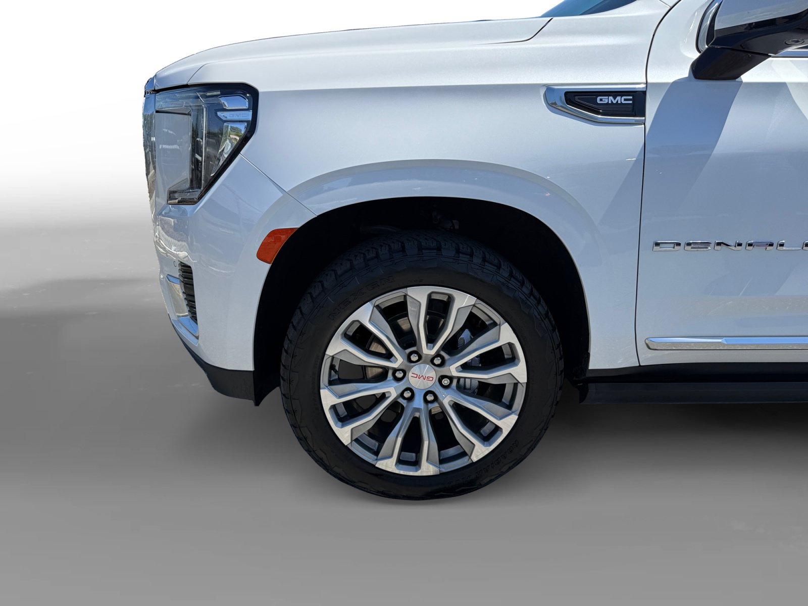 Used 2021 GMC Yukon Denali w/ Denali Premium Package AWD/4WD image 9