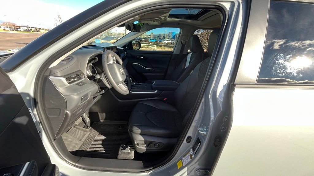 Used 2025 Toyota Highlander XLE image 14