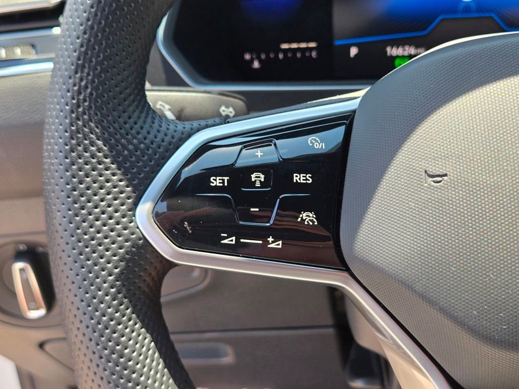 Certified 2022 Volkswagen Tiguan SE R-Line FWD image 19