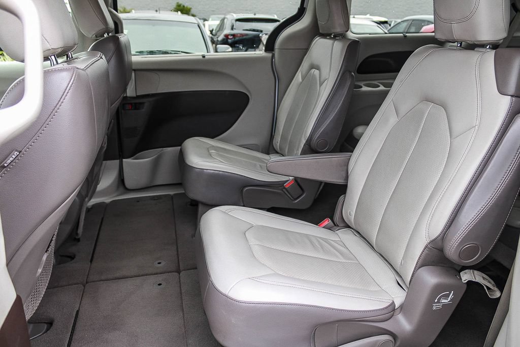 Used 2018 Chrysler Pacifica Touring-L w/ Tire & Wheel Group FWD image 18