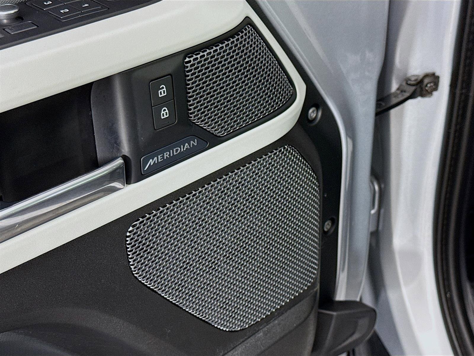 Used 2020 Land Rover Defender 110 First Edition image 22