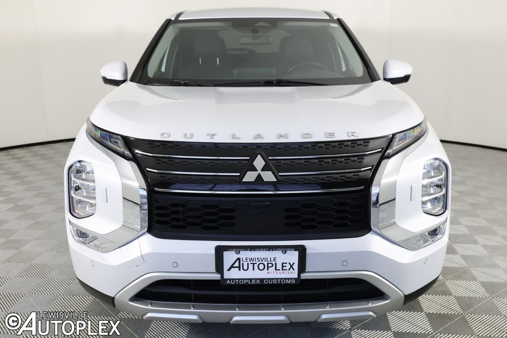 Used 2023 Mitsubishi Outlander SE image 2