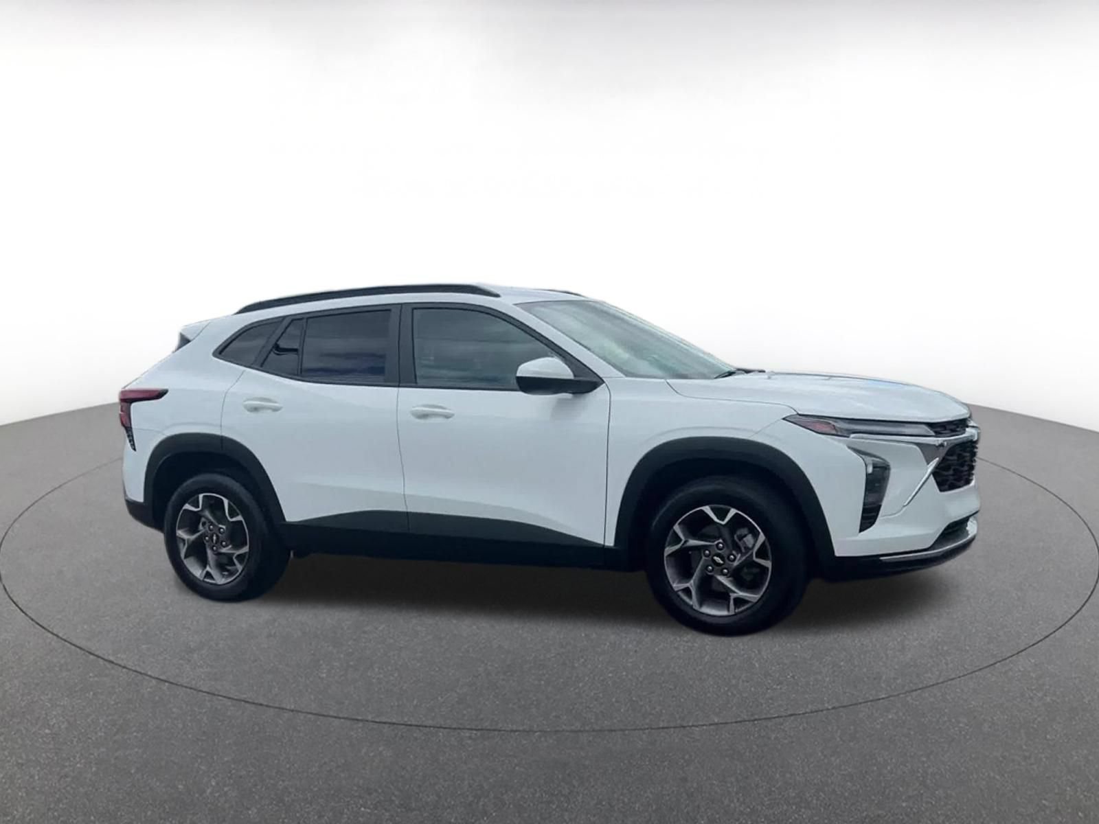 Used 2025 Chevrolet Trax LT FWD image 2