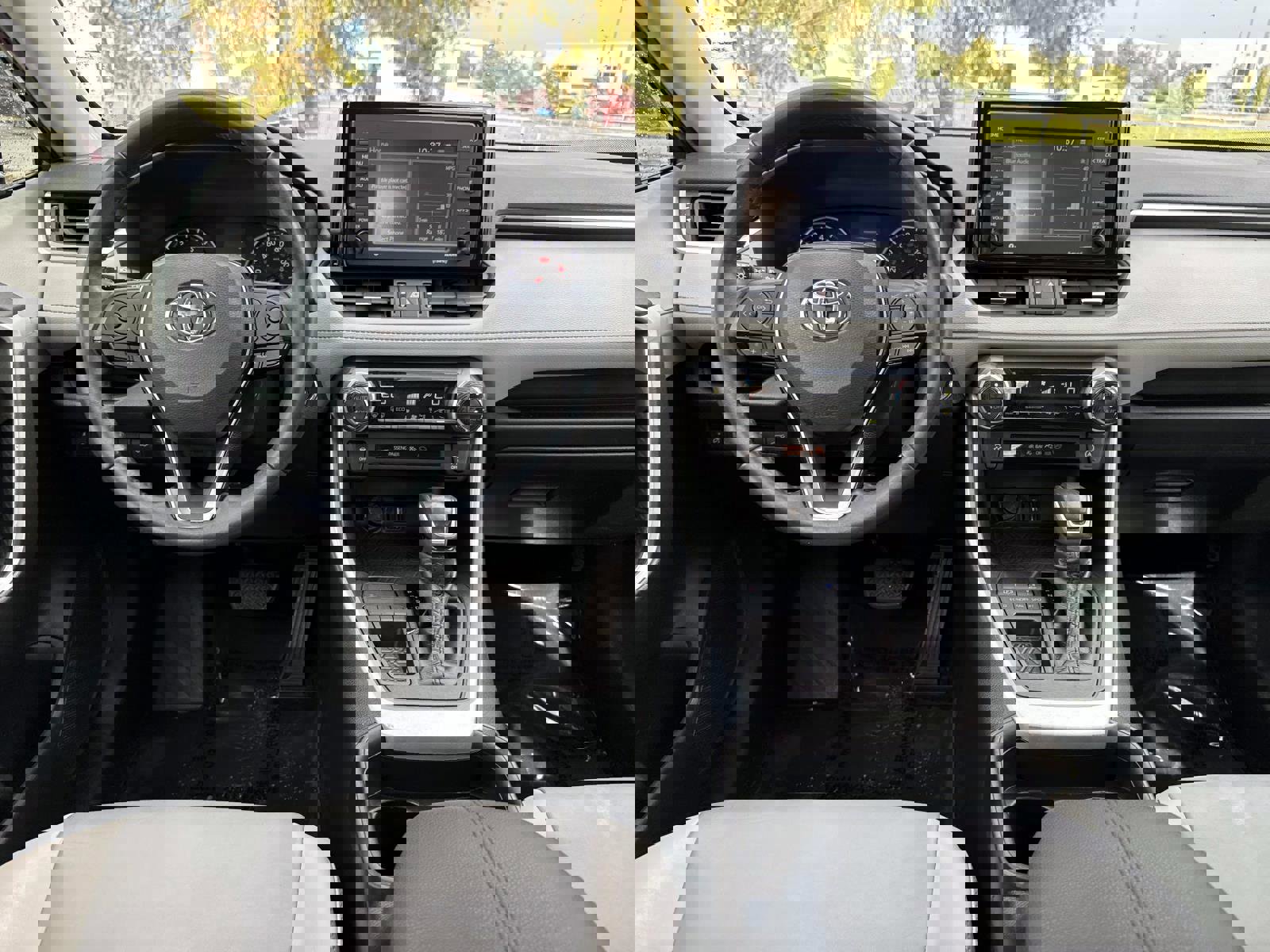 Used 2021 Toyota RAV4 XLE Premium image 16