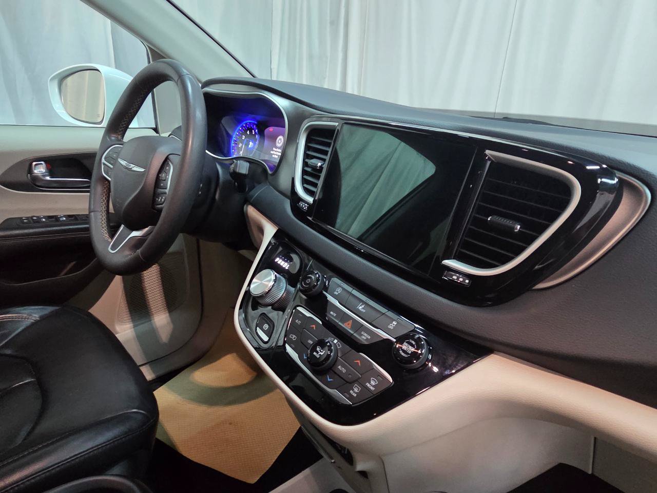Used 2022 Chrysler Pacifica Touring-L FWD image 22