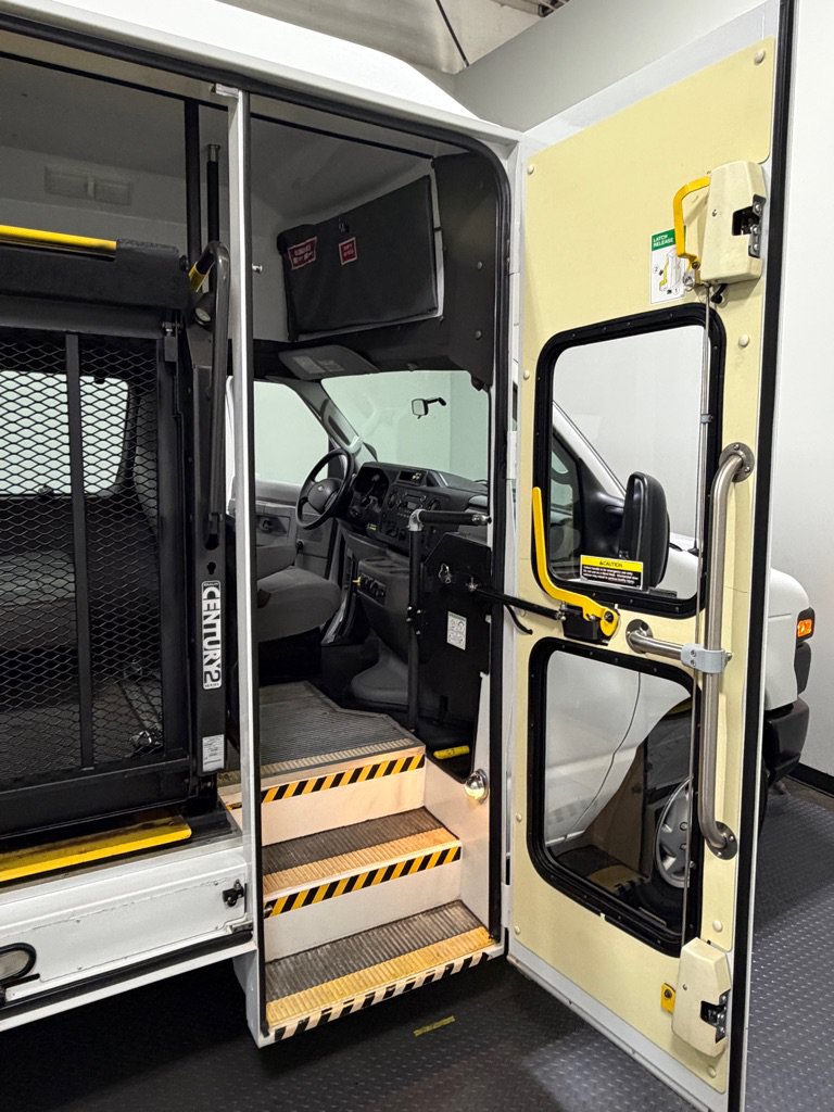 Used 2013 Ford E-350 and Econoline 350 Extended Super Duty RWD image 11