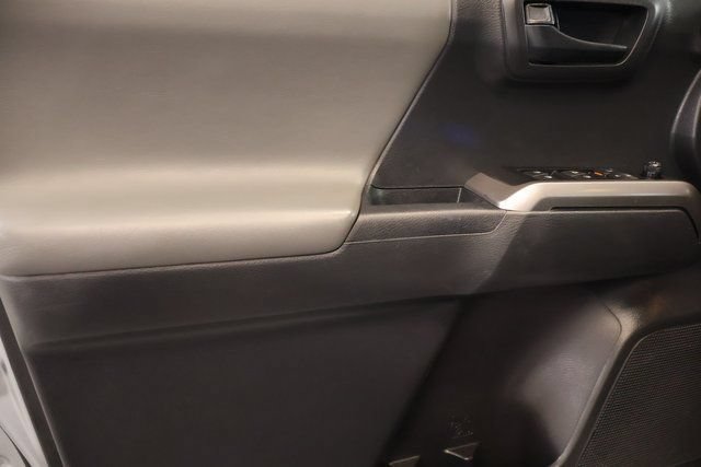 Certified 2022 Toyota Tacoma SR5 AWD/4WD image 11