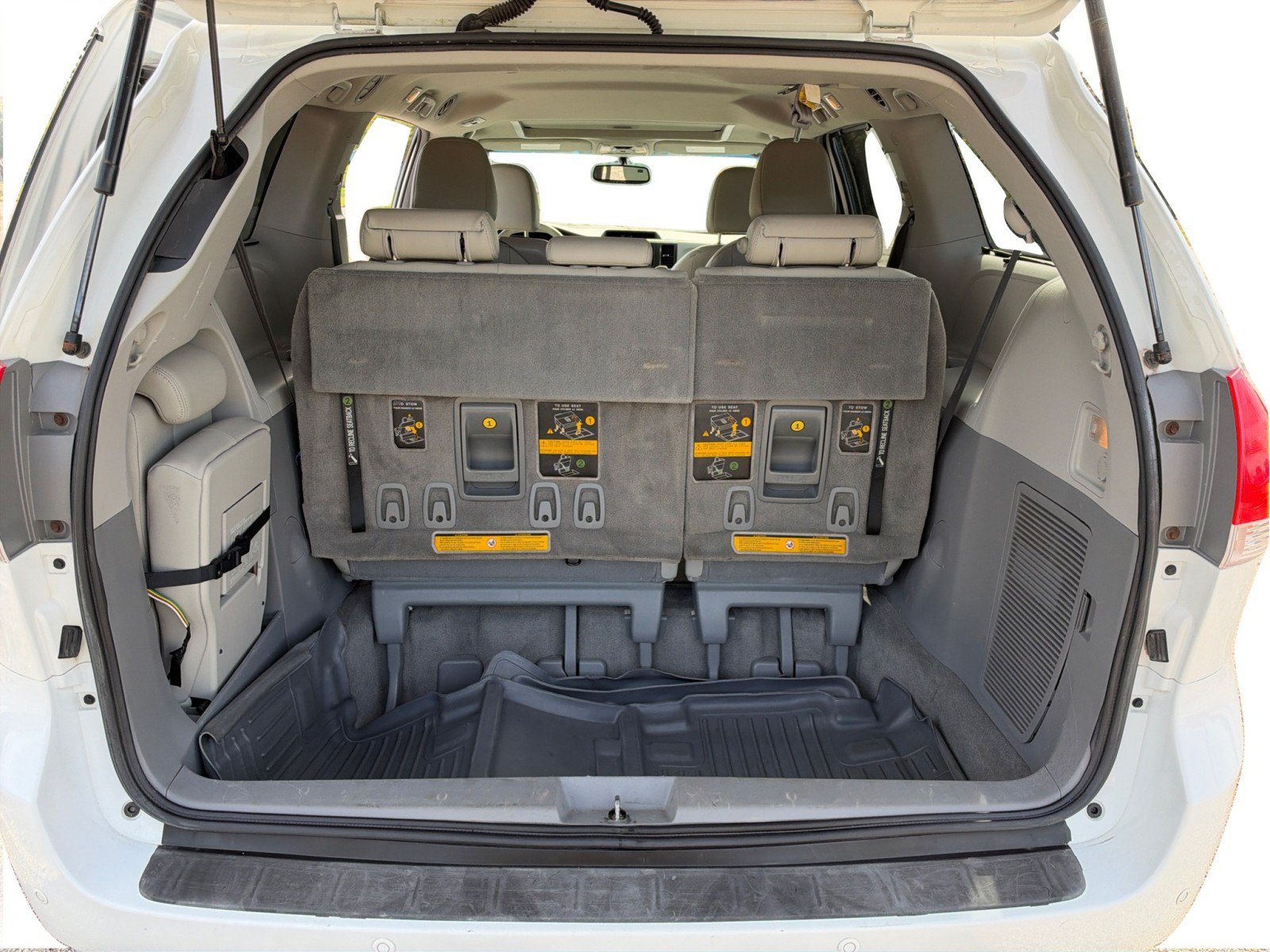 Used 2014 Toyota Sienna XLE FWD image 12