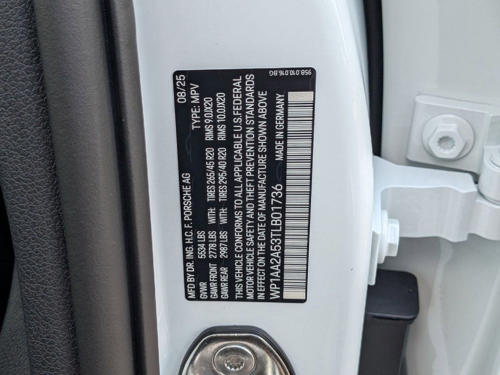 Certified 2026 Porsche Macan AWD/4WD image 30