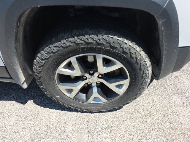 Used 2016 Jeep Cherokee Trailhawk w/ Comfort/Convenience Group AWD/4WD image 9