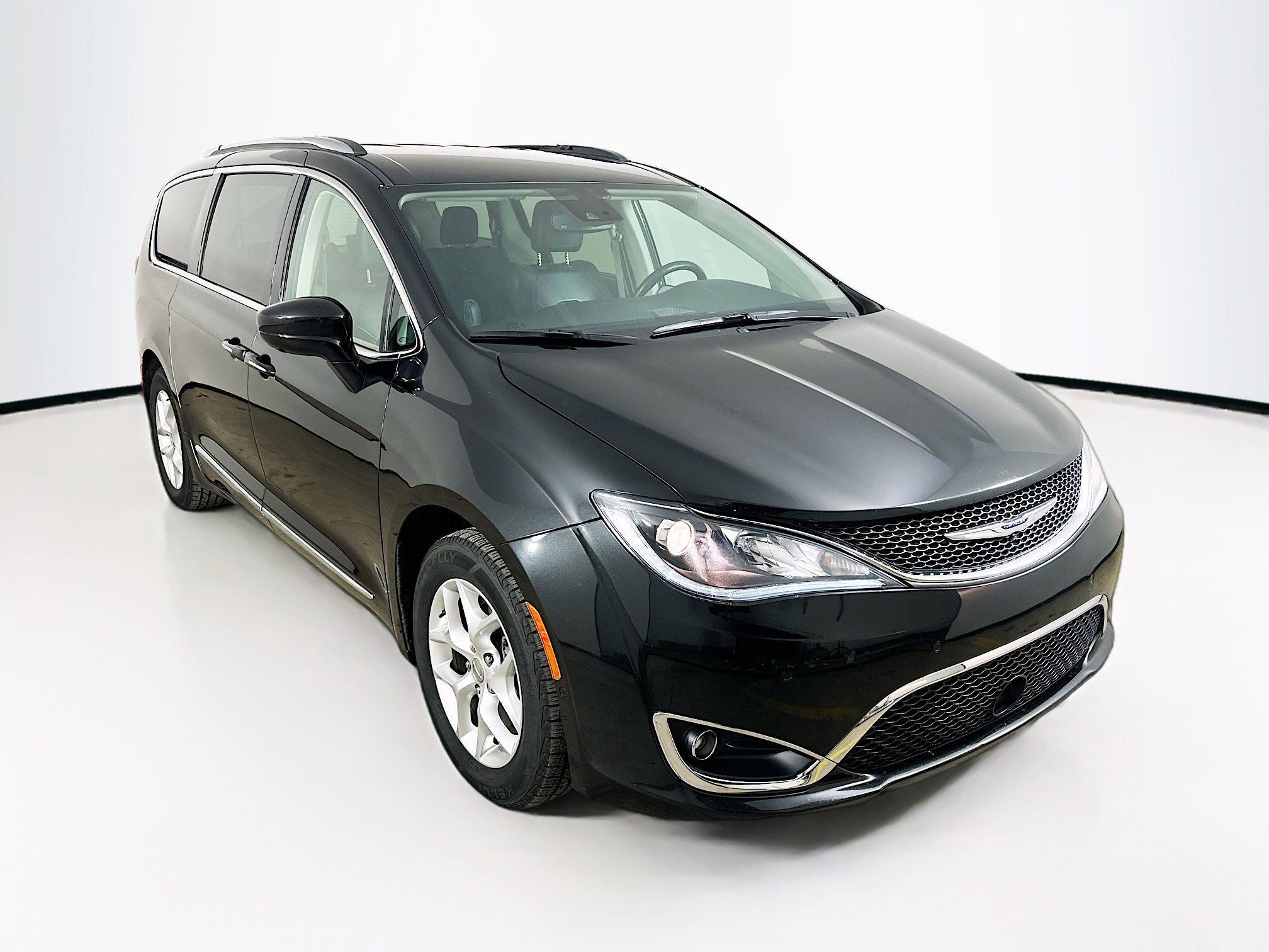 Used 2020 Chrysler Pacifica Touring-L Plus w/ Tire & Wheel Group image 3
