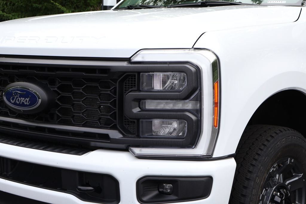 Used 2023 Ford F250 Lariat w/ Sport Appearance Package AWD/4WD image 3
