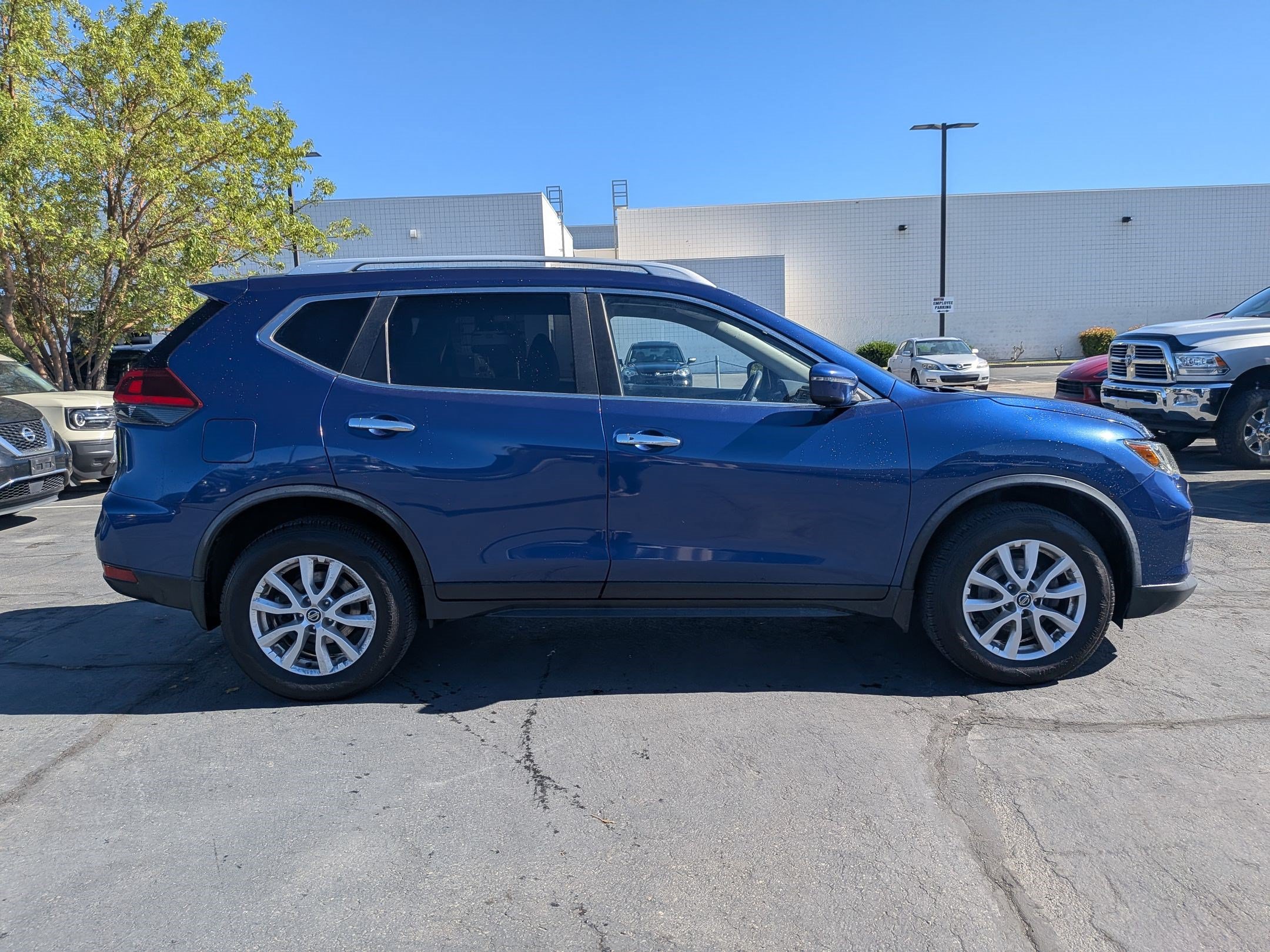 Used 2018 Nissan Rogue SV AWD/4WD image 2