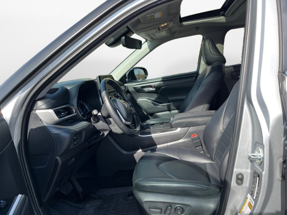 Certified 2025 Toyota Highlander XLE image 11