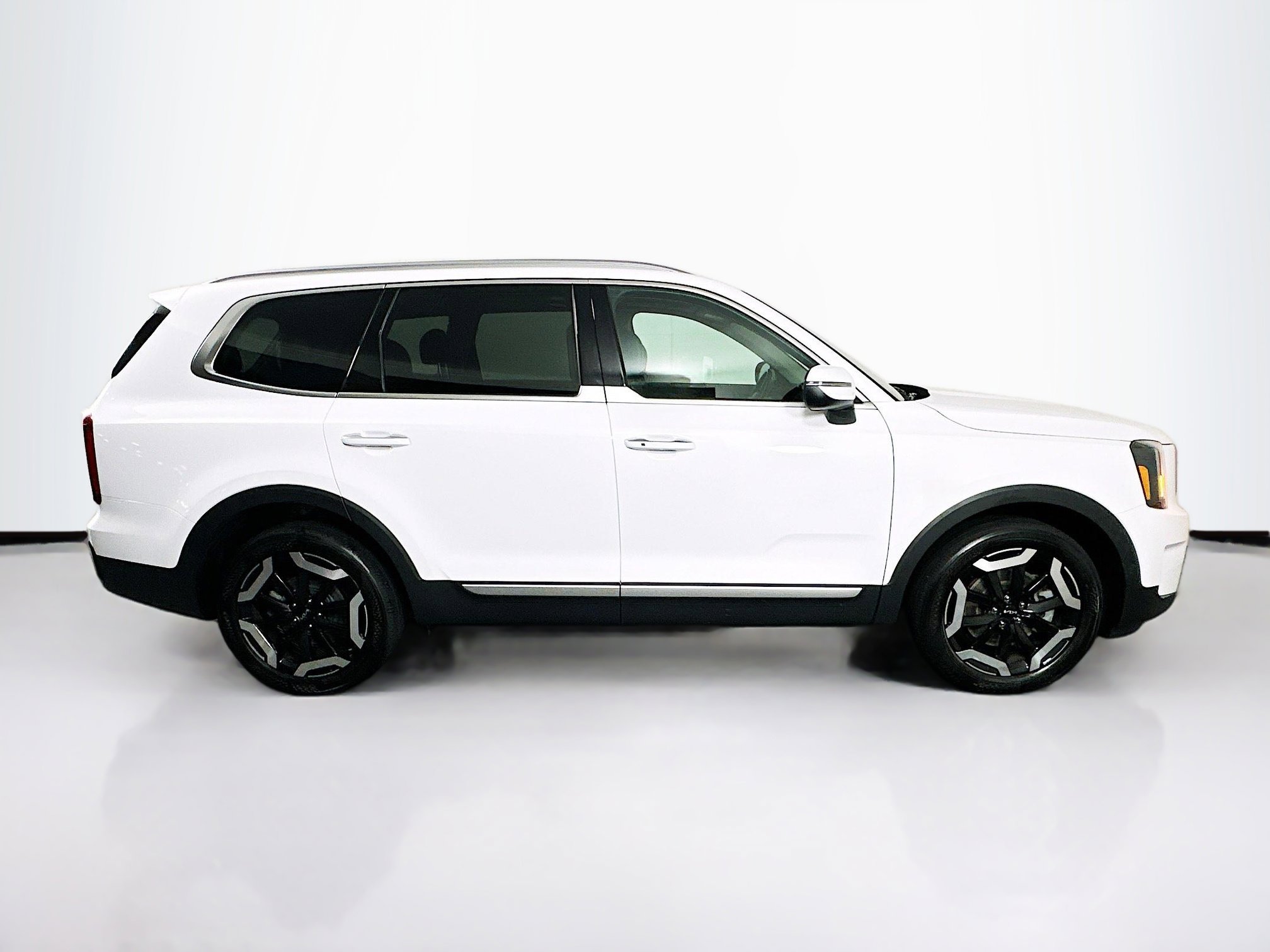 Used 2025 Kia Telluride S FWD image 10