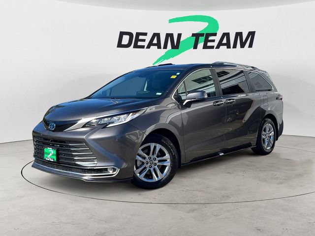 Used 2023 Toyota Sienna Limited FWD image 3