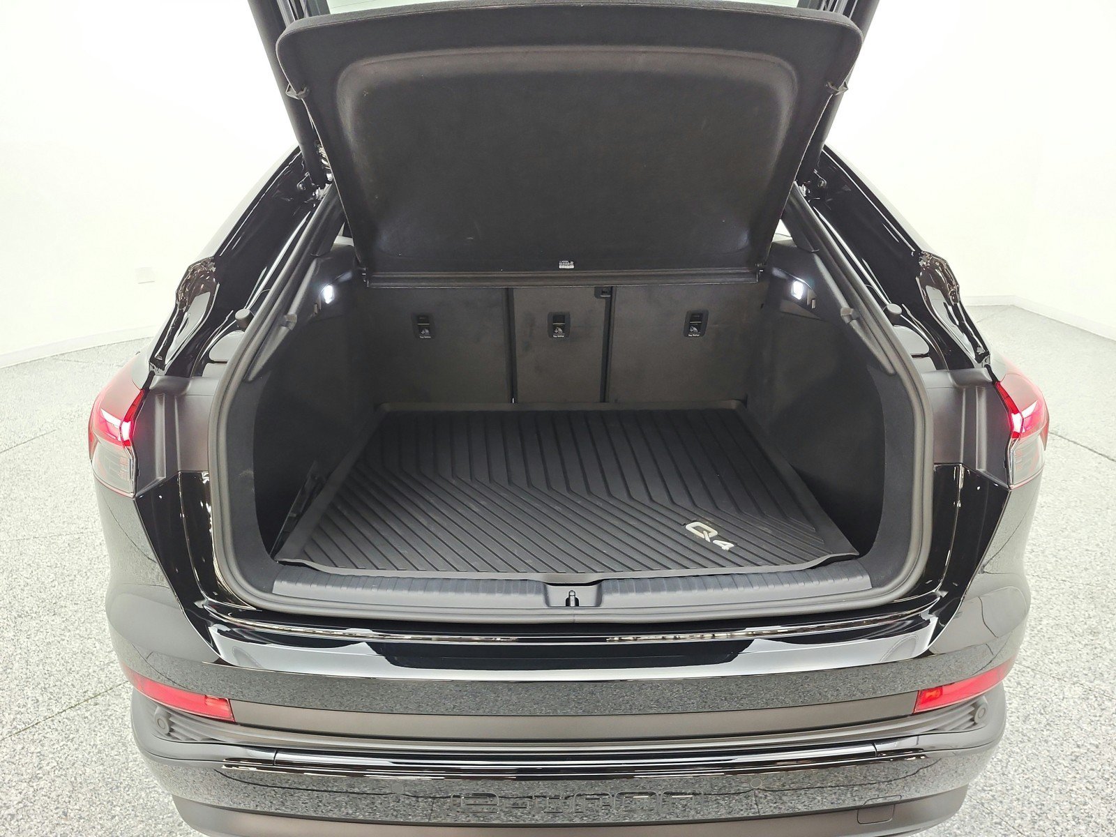 Used 2024 Audi Q4 e-tron Premium Plus w/ Premium Plus AWD/4WD image 18