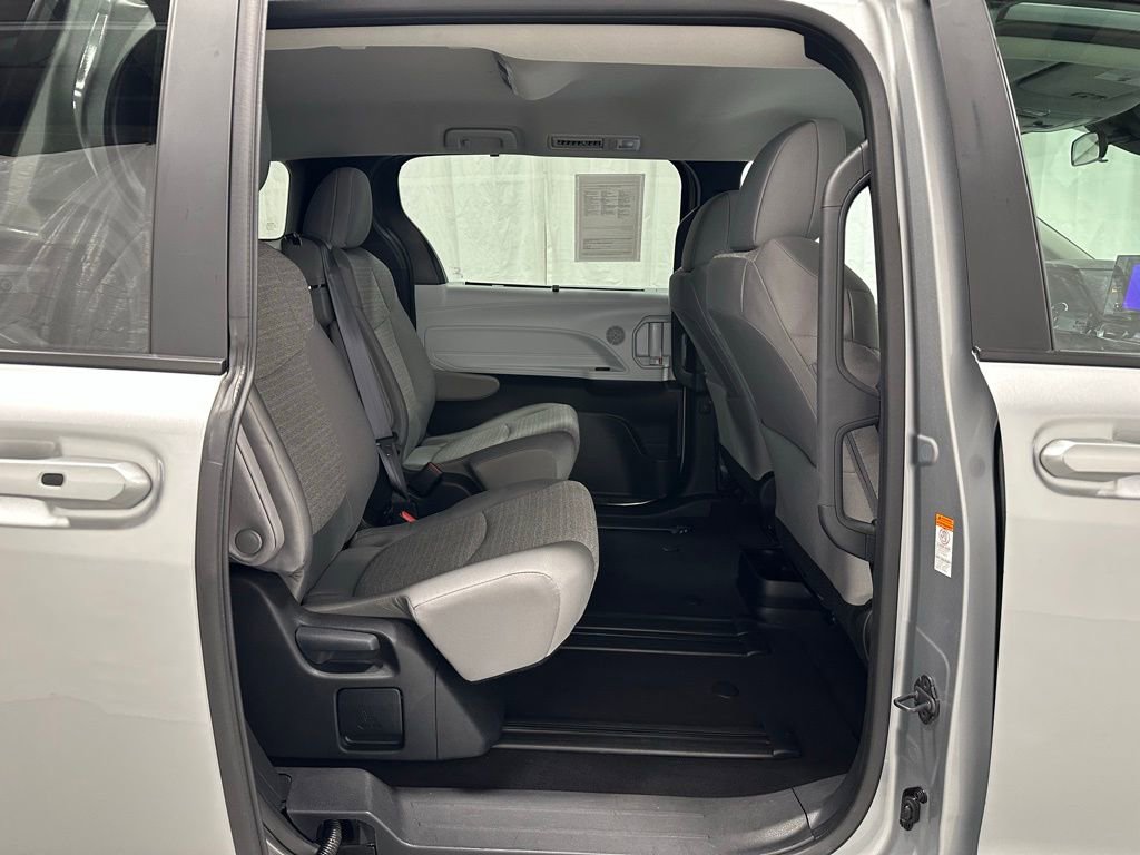Used 2025 Toyota Sienna LE image 55