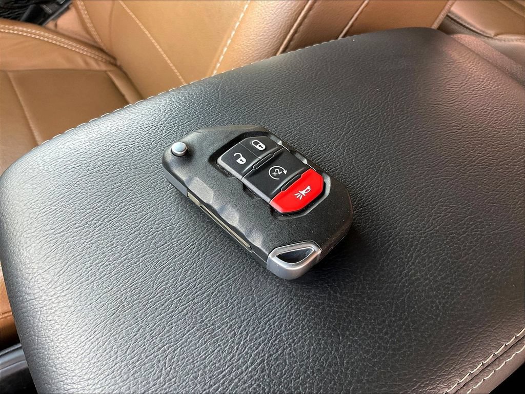 Used 2022 Jeep Wrangler Unlimited Sahara w/ Cold Weather Group AWD/4WD image 32
