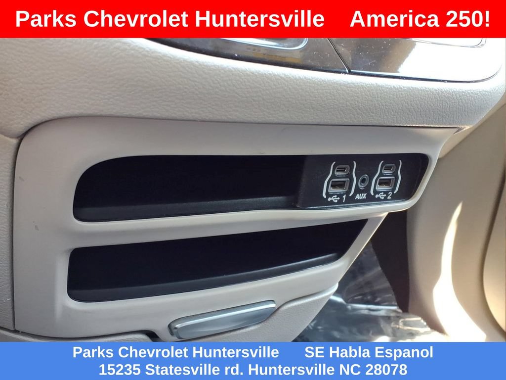 Used 2023 Chrysler Pacifica Touring-L FWD image 8